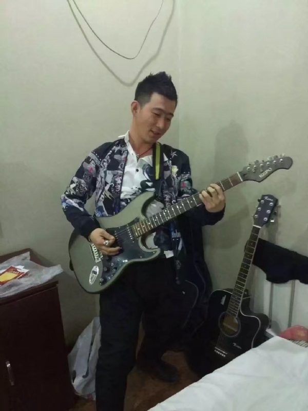 小吉他的第一张照片--青岛相亲服务中心