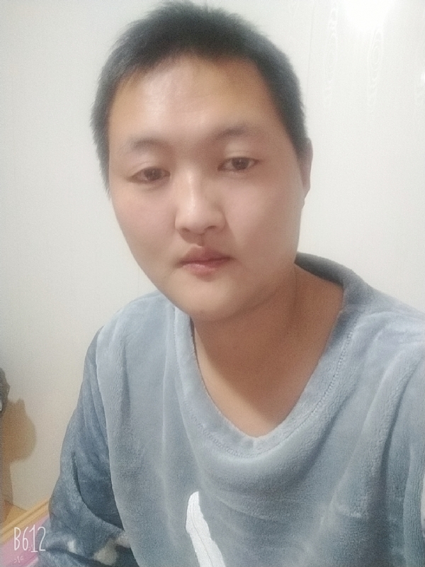 烟圈里透着伤的第二张照片--青岛相亲服务中心