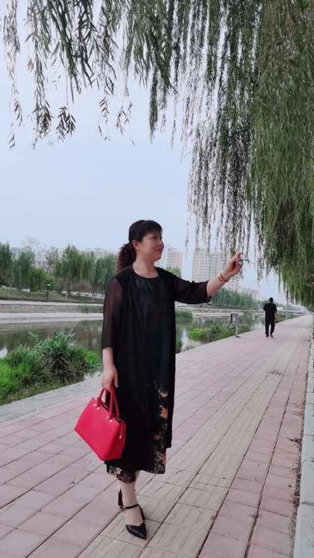 周本玲的第一张照片--青岛相亲服务中心