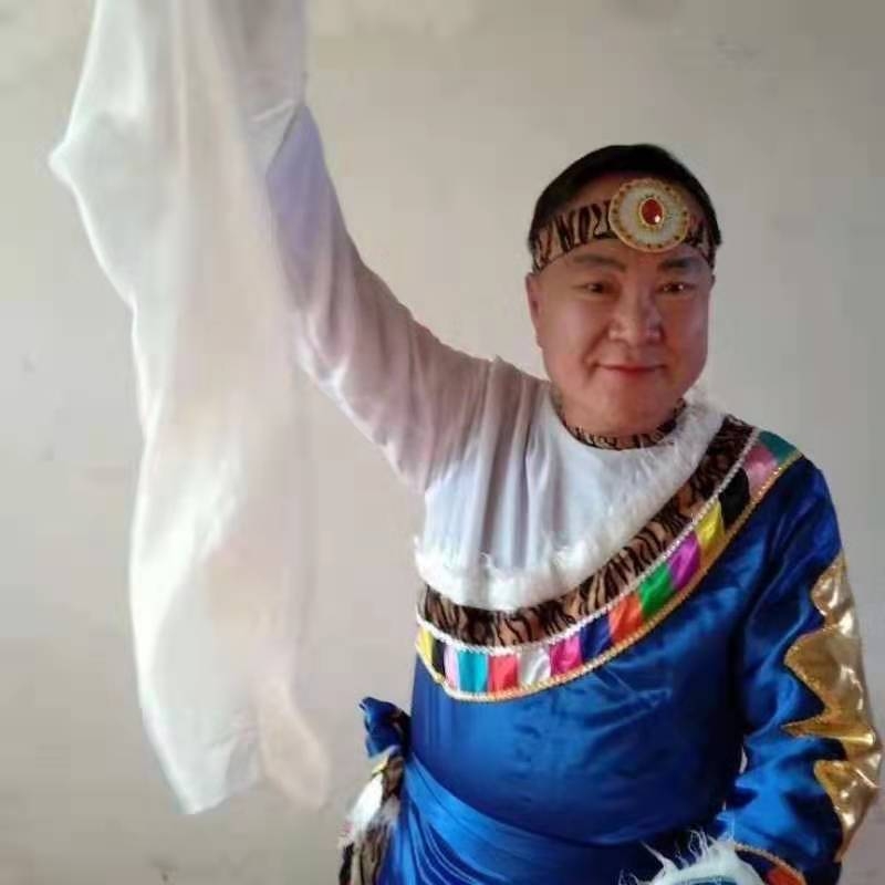 走在冷风中的第一张照片--青岛相亲服务中心