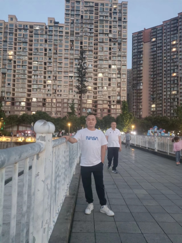 寂寞的男人的第一张照片--青岛相亲服务中心