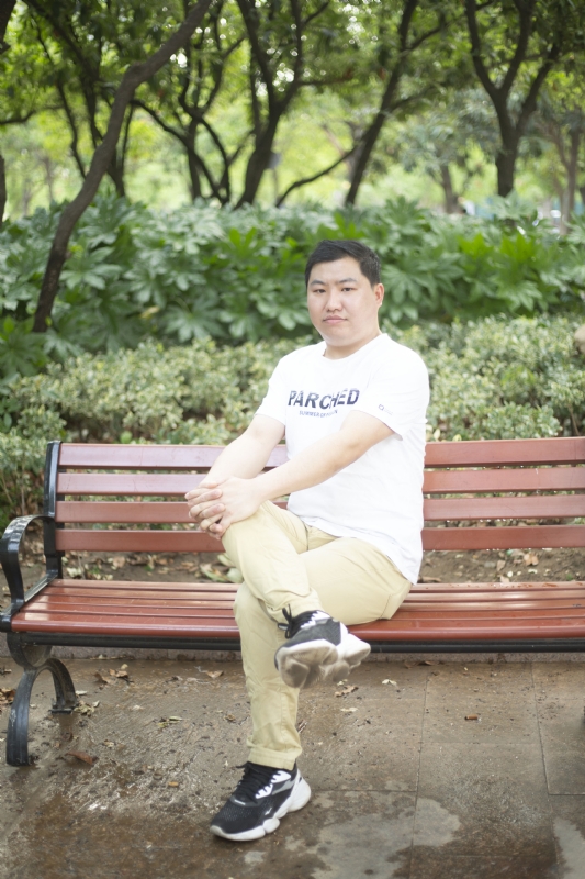 抱着鱼睡觉的猫的第一张照片--青岛相亲服务中心