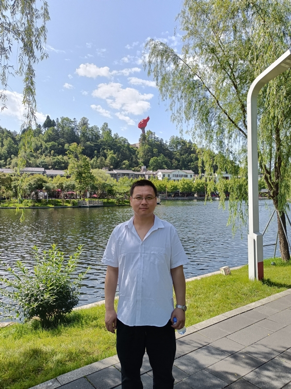 风雨相伴的第一张照片--青岛相亲服务中心