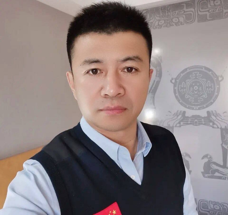 生在红旗下的第一张照片--青岛相亲服务中心